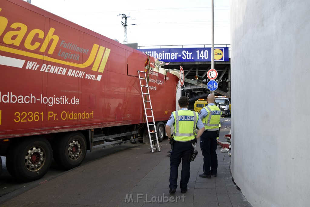 LKW blieb unter Bruecke haengen Koeln Deutz Opladenerstr Deutz Muelheimerstr P130.JPG - Miklos Laubert